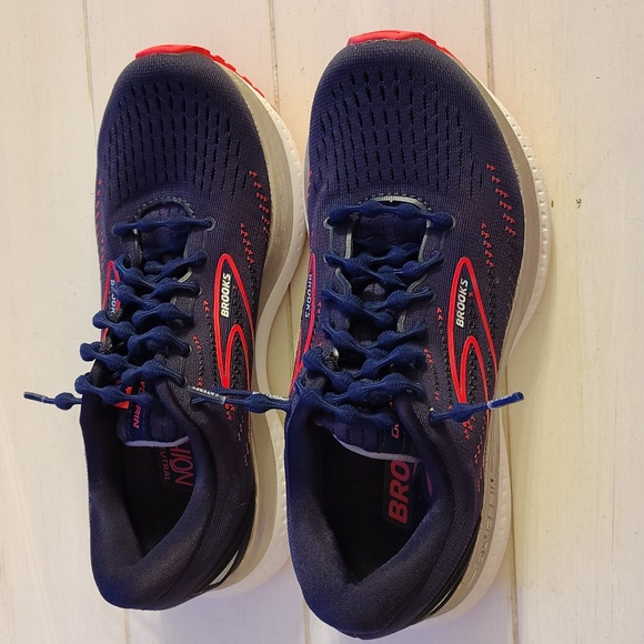 Brooks - Picture 2 of 4